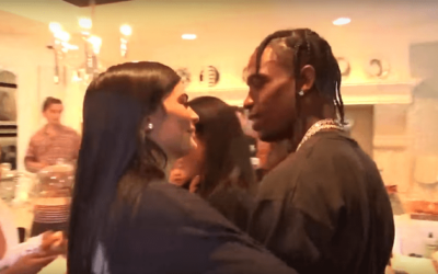 Kylie Jenner & Travis Scott’s Body Language In Her Pregnancy Video Says A Lot About Their Relationship, According To Experts