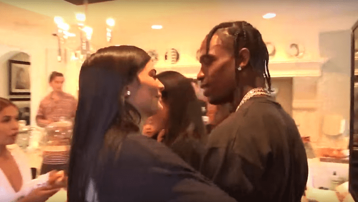 Kylie Jenner & Travis Scott's Body Language In Her Pregnancy Video Says A Lot About Their Relationship, According To Experts